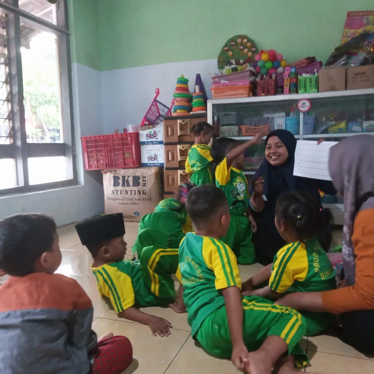 Mengenal Pola dan Bentuk: Aktivitas Menarik Garis serta Menggunting Ceria Siswa PAUD Nusa Indah