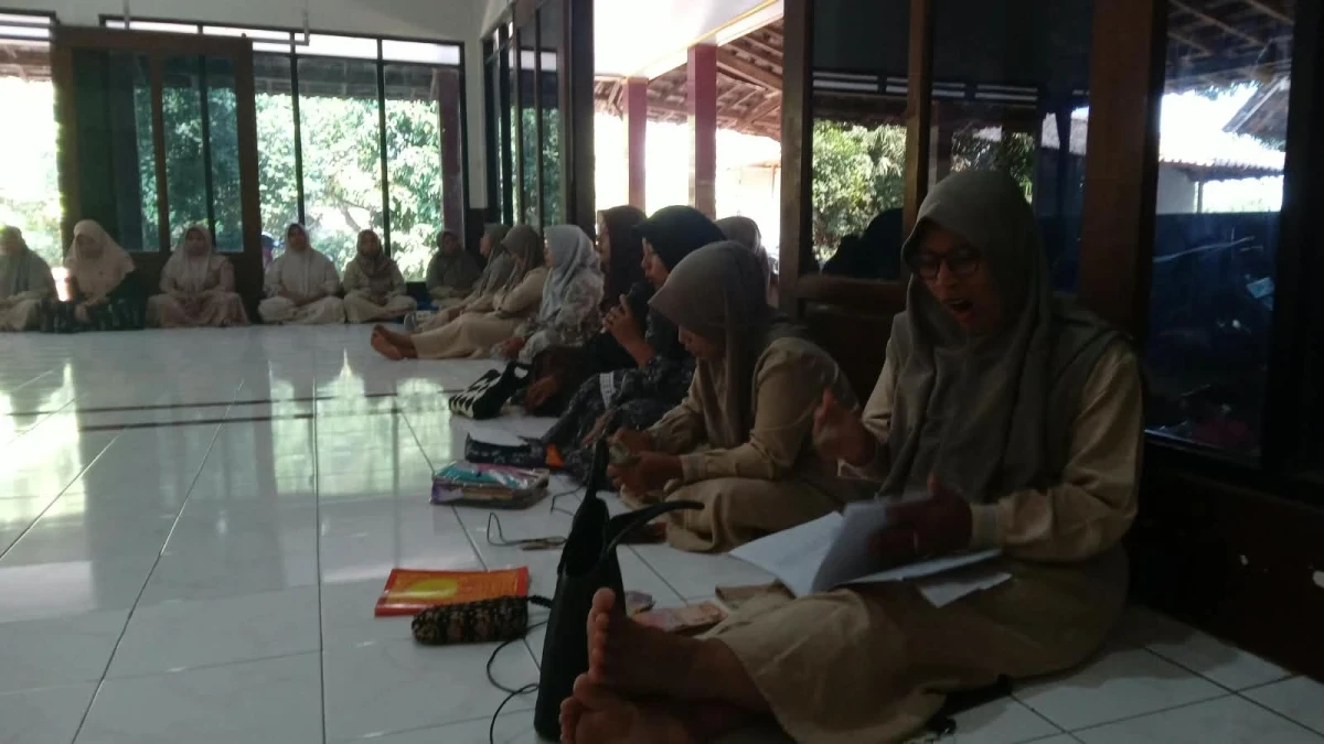 Tebar Kedamaian, Pererat Kebersamaan Melalui Pengajian Selapanan Fatayat NU Ranting Singorojo