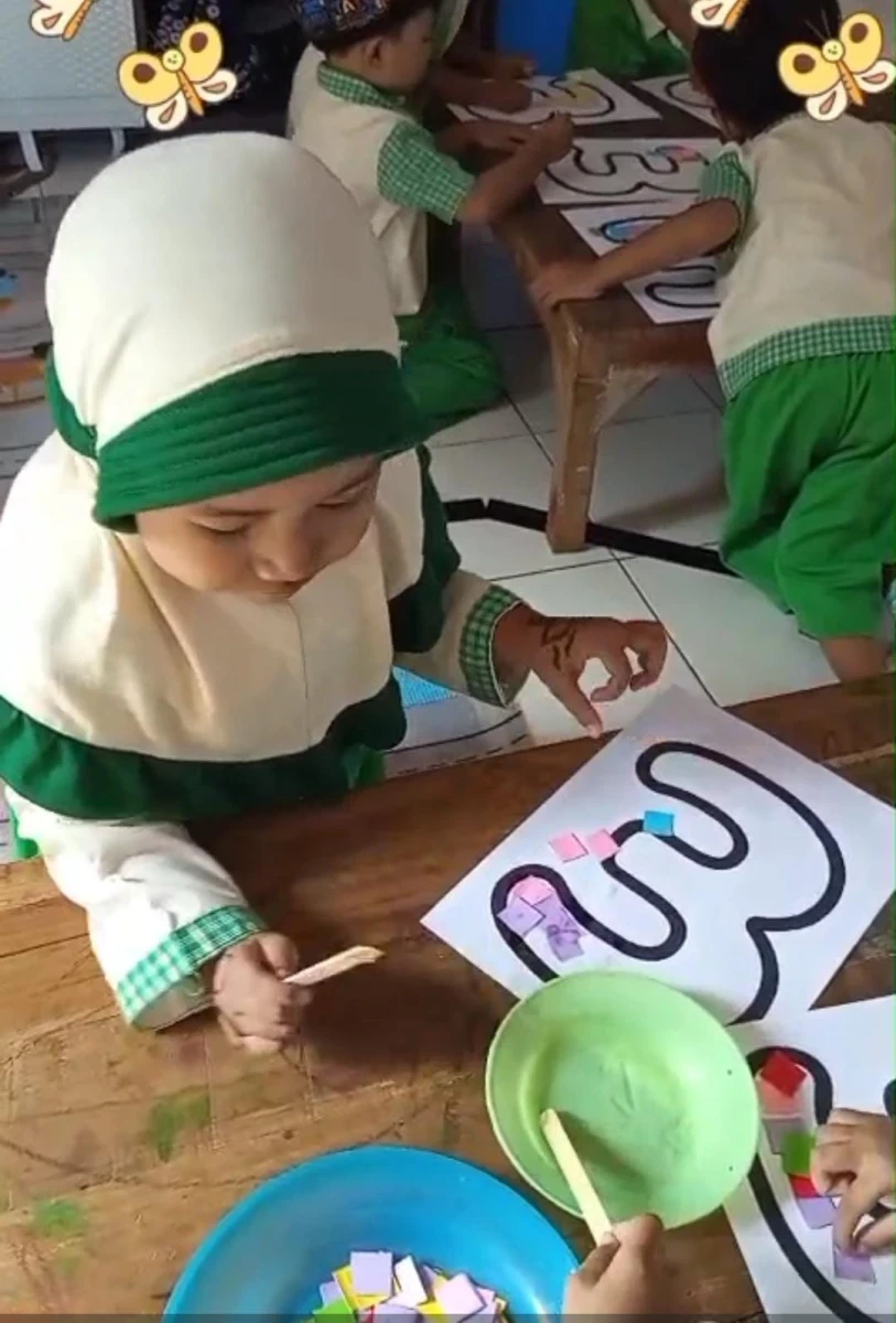 Bunda PAUD Desa Karanggondang Pantau Pembelajaran Mozaik di PAUD Mutiara