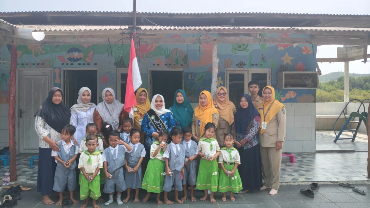 Pemeriksaan kesehatan anak2 PAUD berkolaborasi dengan Tim Puskesmas karimunjawa di KB Bunda Dukuh Cikmas Kec. Karimunjawa
