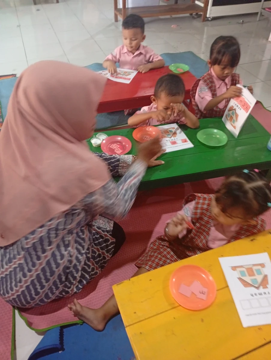 Kegiatan belajar mengajar dg tema keluargaku 