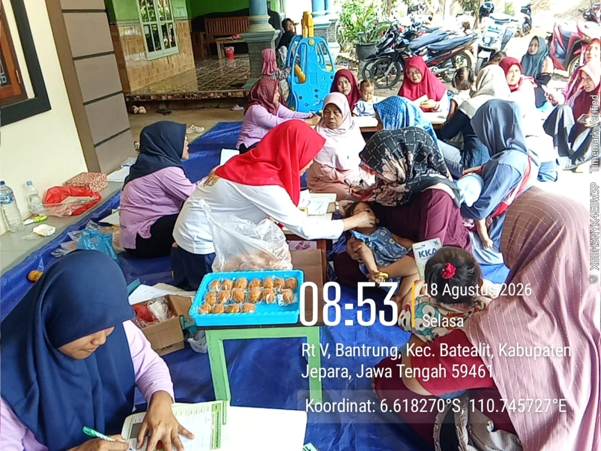 Kunjungan Posyandu oleh Ketua TP. PKK Desa Bantrung 