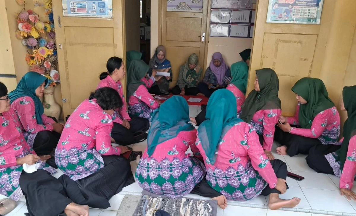 PERTEMUAN RUTIN KADER POSYANDU DESA UJUNGWATU.