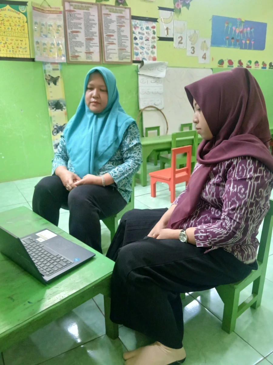 Ketua Tp pkk desa pelang mengikuti zoom meeting cegah sedentary lifestyle sejak dini