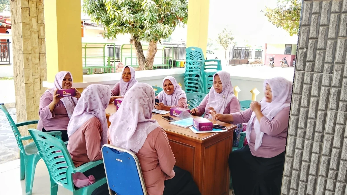 Perkuat Tertib Administrasi, Pengurus Inti TP PKK Desa Telukawur Gelar Rapat dan Pengisian Buku Administrasi