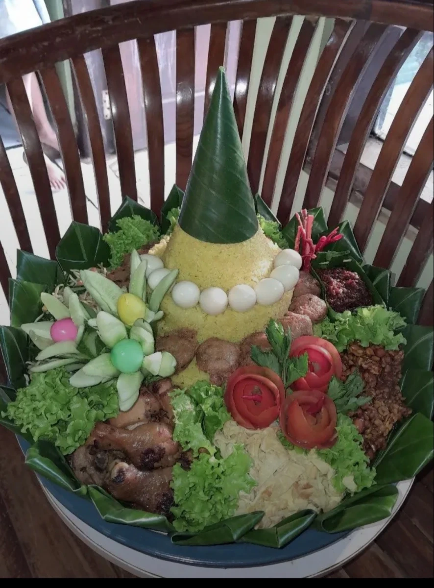 Menerima pesanan tumpeng by diana catering &snack 