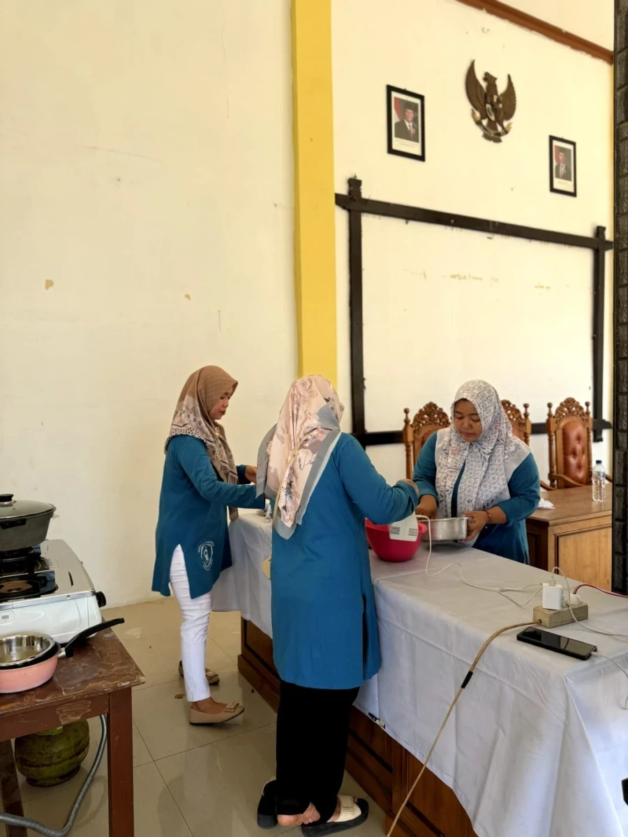 PKK Desa Telukawur Bersama KUBE Seaweed Kartini Unjuk Gigi Olah Rumput Laut Menjadi Bolu Krangkam
