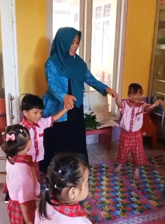 Bunda PAUD Desa Telukawur Dampingi Pos PAUD Kartini Kenalkan Pembelajaran Menggambar dengan Daun