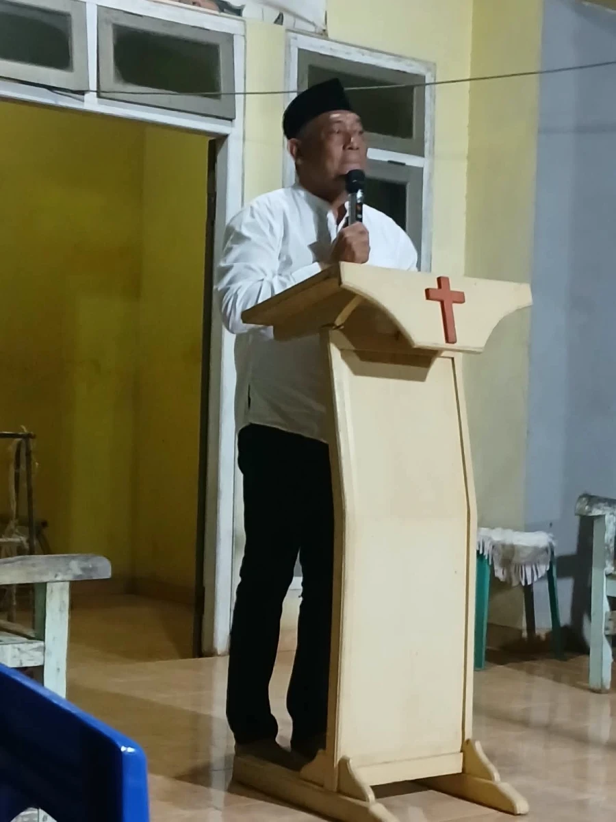 Petinggi dan Ketua TP PKK Desa Karanggondang Mengikuti Kebaktian Penghiburan
