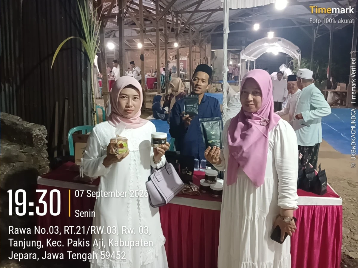 Camat Pakis Aji dan Ketua Dekranasda Kunjungi Bazar UMKM Desa Tanjung dalam Rangka Sedekah Bumi dan Maulid Nabi Muhammad SAW 1448 Hijriah/
