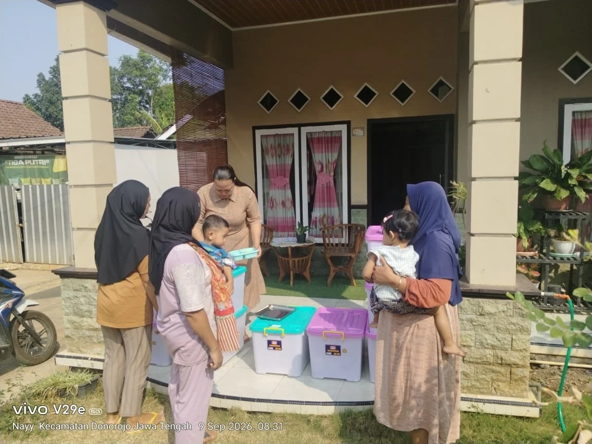 PENDISTRIBUSIAN PMT DAN MBG UNTUK IBU HAMIL POS MAWAR MERAH 4 DESA BANYUMANIS