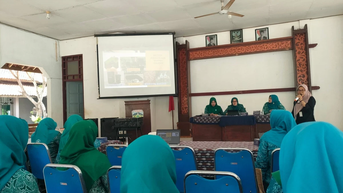Mengikuti pertemuan PKK Kecamatan.