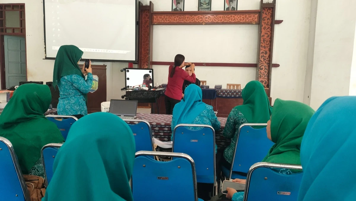 Mengikuti pertemuan PKK Kecamatan