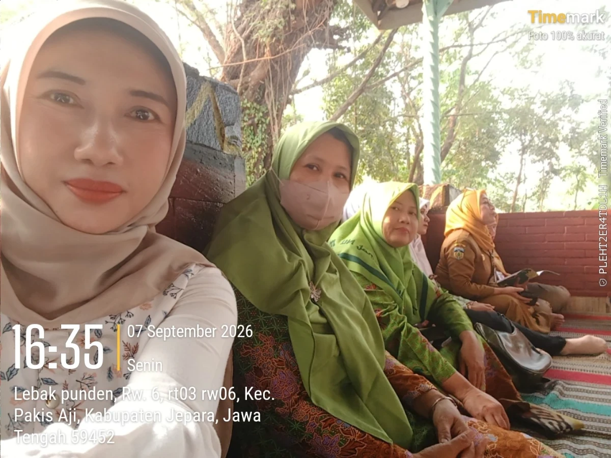 Ketua dan Wakil Ketua TP PKK Kecamatan Pakis Aji Ikuti Ziarah Makam Leluhur Tingkat Kabupaten Jepara Tahun 2026