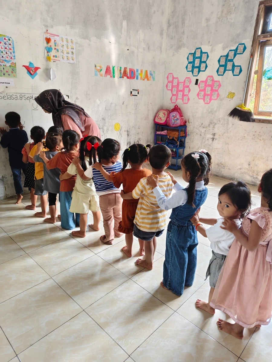 Siswa belajar mengantri