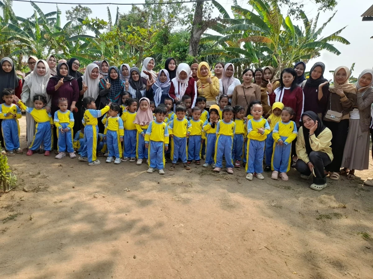 Outing Pos PAUD Ceria ke Pantai Empurancak dalam Rangka Memperingati Hari Olahraga Nasional