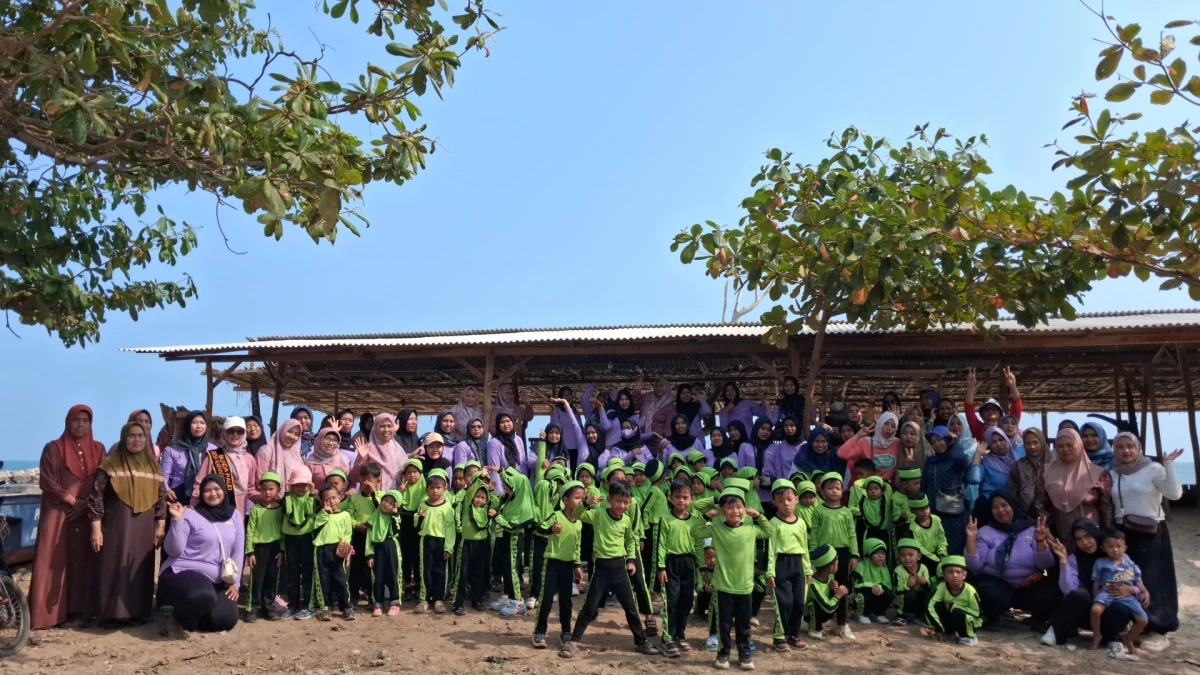Outing RA Darul Huda 1 Karanggondang ke Pantai Empurancak dalam Rangka Haornas
