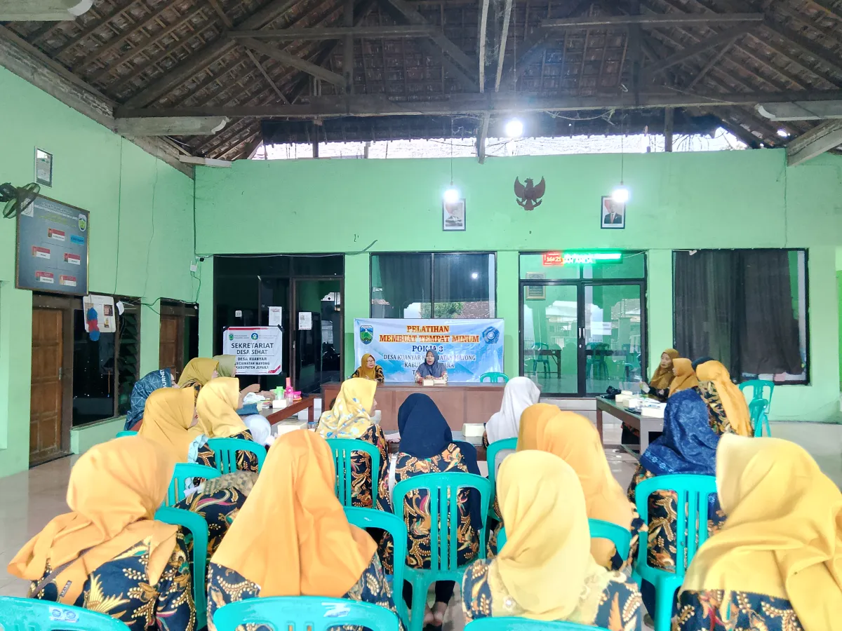 Pelatihan pembuatan Tempat Minum (botol bekas)