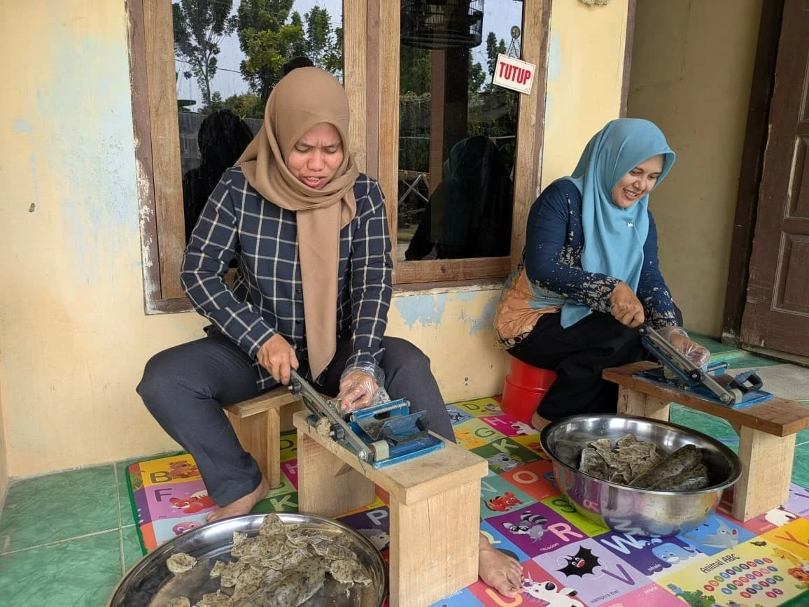 Ketua TP PKK Telukawur Dampingi KUBE Seaweed Kartini Kembangkan Kerupuk Krangkam