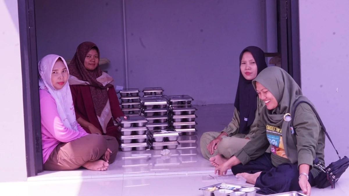Gerak Bersama Peduli Gizi, Sekretaris TP PKK Telukawur dan Kader Posyandu Distribusikan MBG 3B