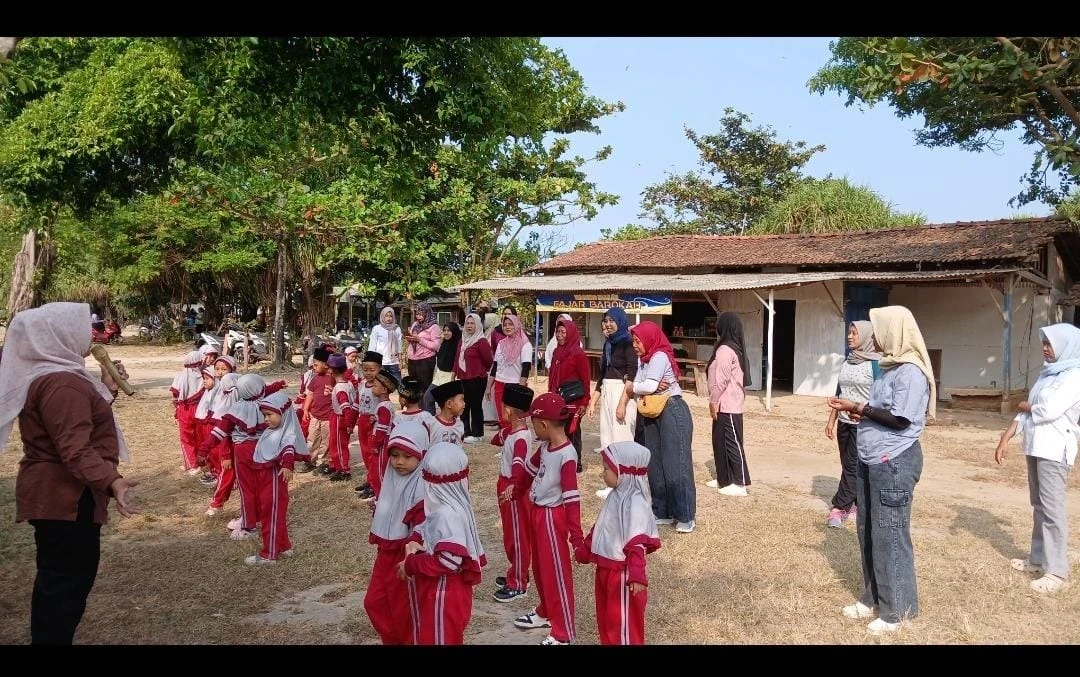 Outing RA Dharul Huda 2 dalam Rangka Hari Olahraga Nasional (Haornas) di Pantai Empu Rancak