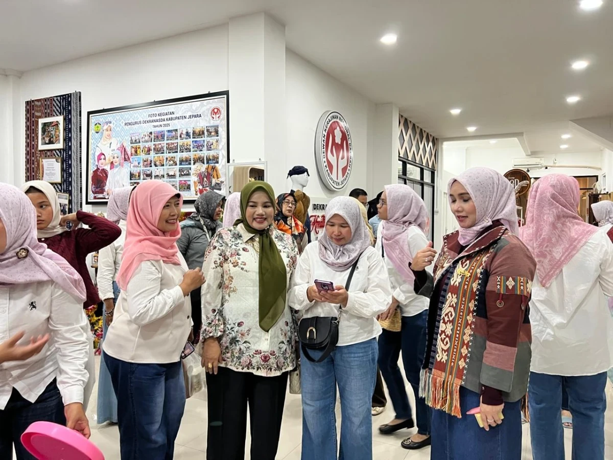 Wakil Ketua Dekranasda Kecamatan Pakis Aji Kunjungi Galeri Dekranasda Kabupaten Jepara