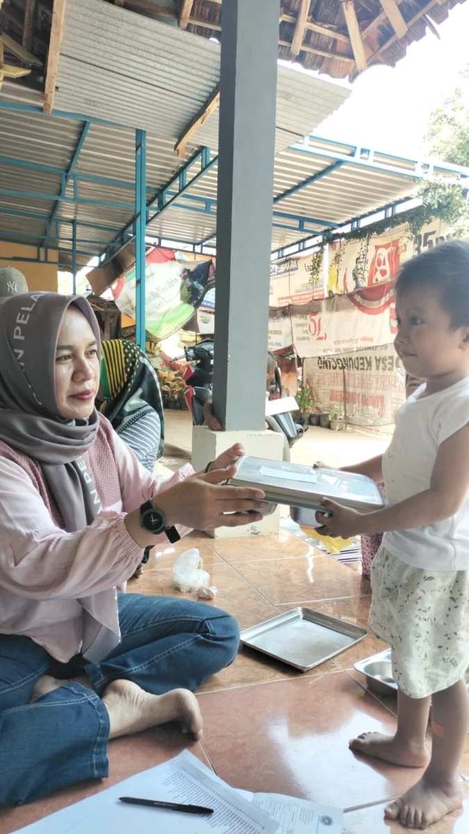 PEMBAGIAN MBG BALITA DI POS PANDAN 4 DESA KEDUNGCINO