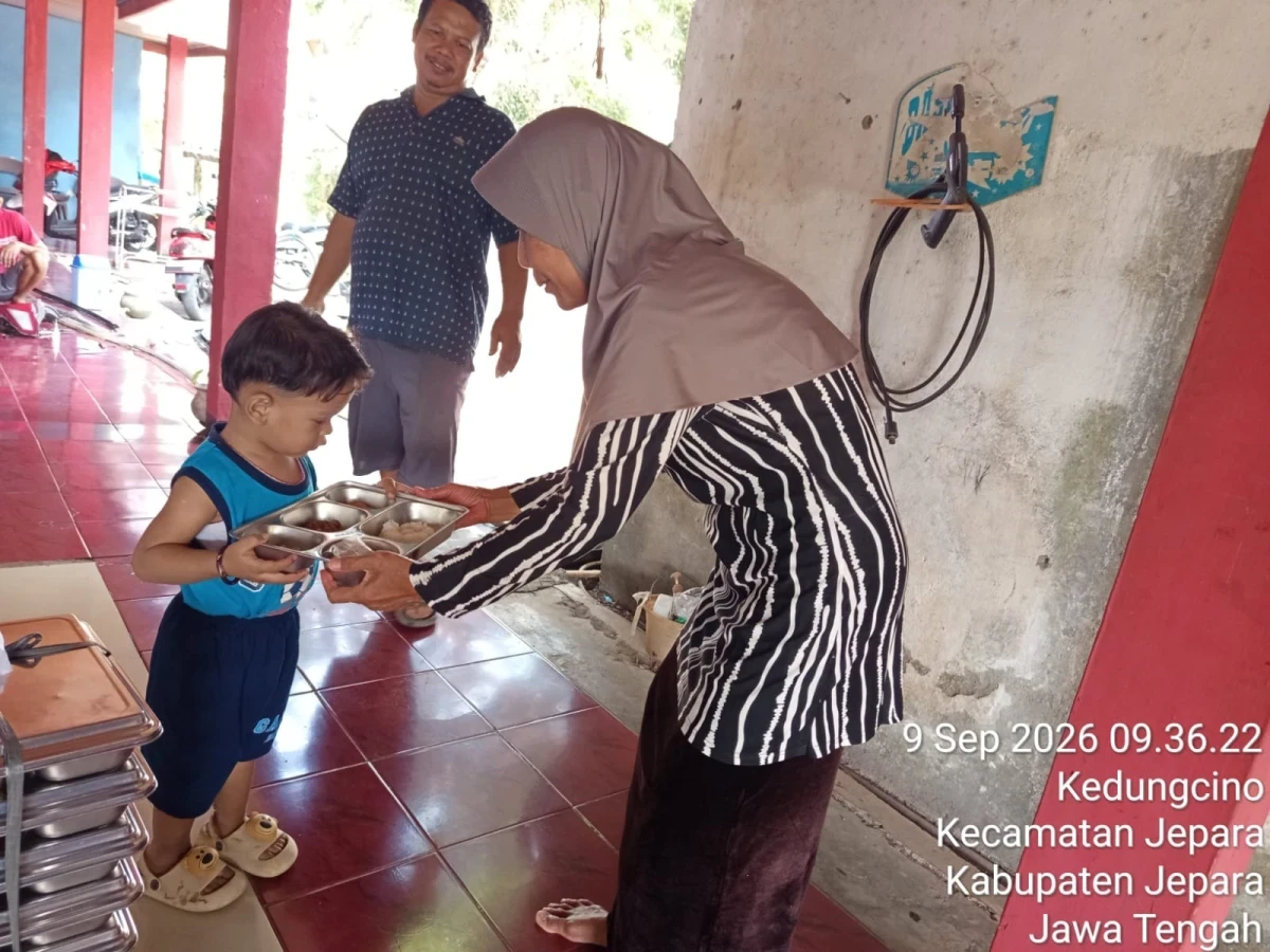PEMBAGIAN MBG BALITA DI POS PANDAN 3 DESA KEDUNGCINO
