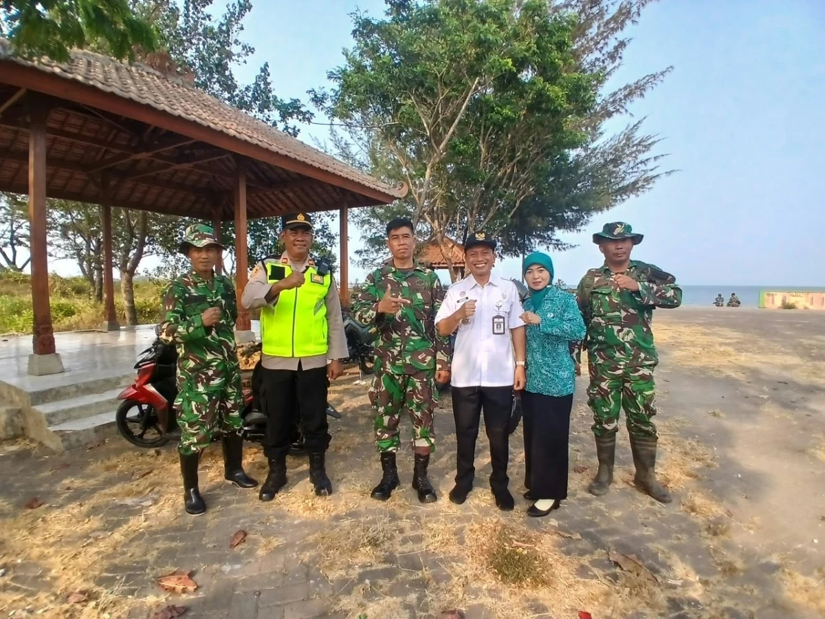 Dukung Kelestarian Pesisir, TP PKK Kecamatan Mlonggo Dampingi Penanaman Mangrove Karya Bakti TNI di Pantai Mororejo