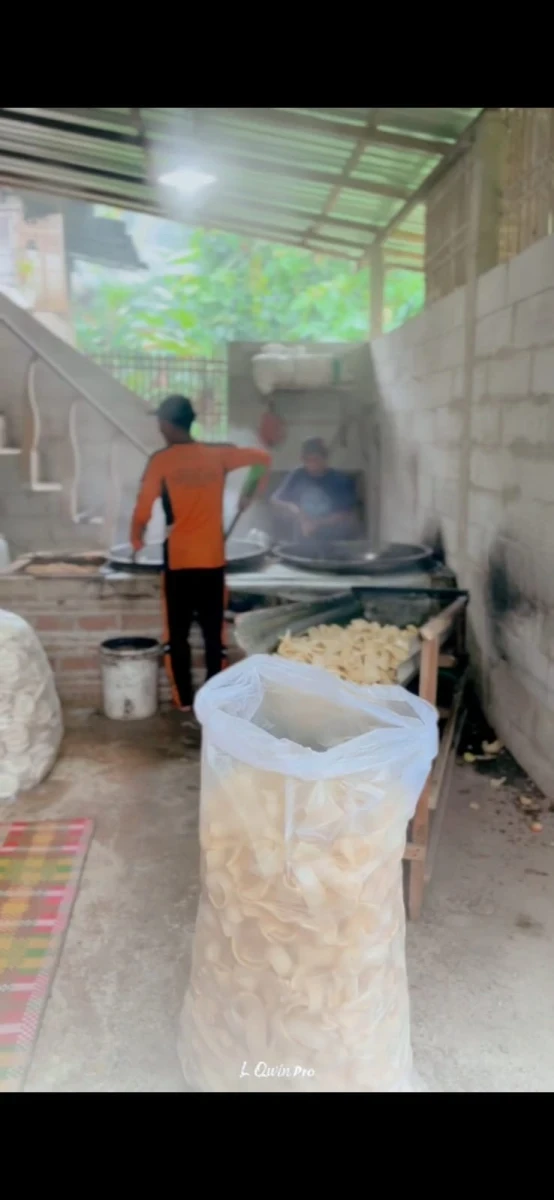 Krupuk Gurih Karanggondang: Renyahnya Camilan Tradisional dari RT 04 / RW 04