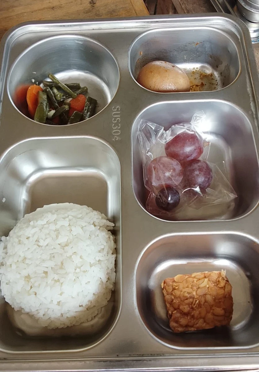 Distribusi Makan Bergizi Gratis (MBG) bagi Bumil, Busui, dan Balita di Posyandu Harapan 4 RW 06 Desa Karanggondang
