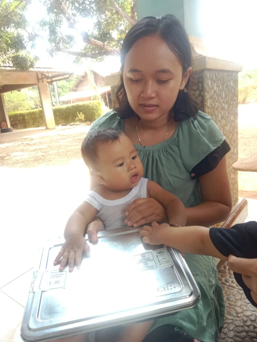 Distribusi Makan Bergizi Gratis (MBG) bagi Bumil, Busui, dan Balita di Posyandu Harapan 11 RW 04 Desa Karanggondang
