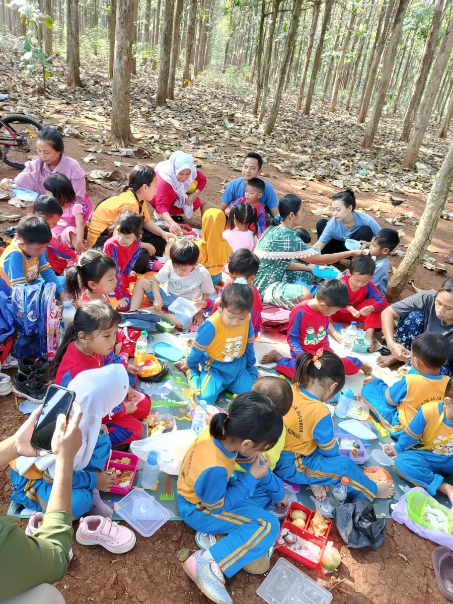 Peringatan Hari Olahraga Nasional melalui Jalan Santai dan Makan Bersama TK/KB Ar-Roudhoh Desa Karanggondang