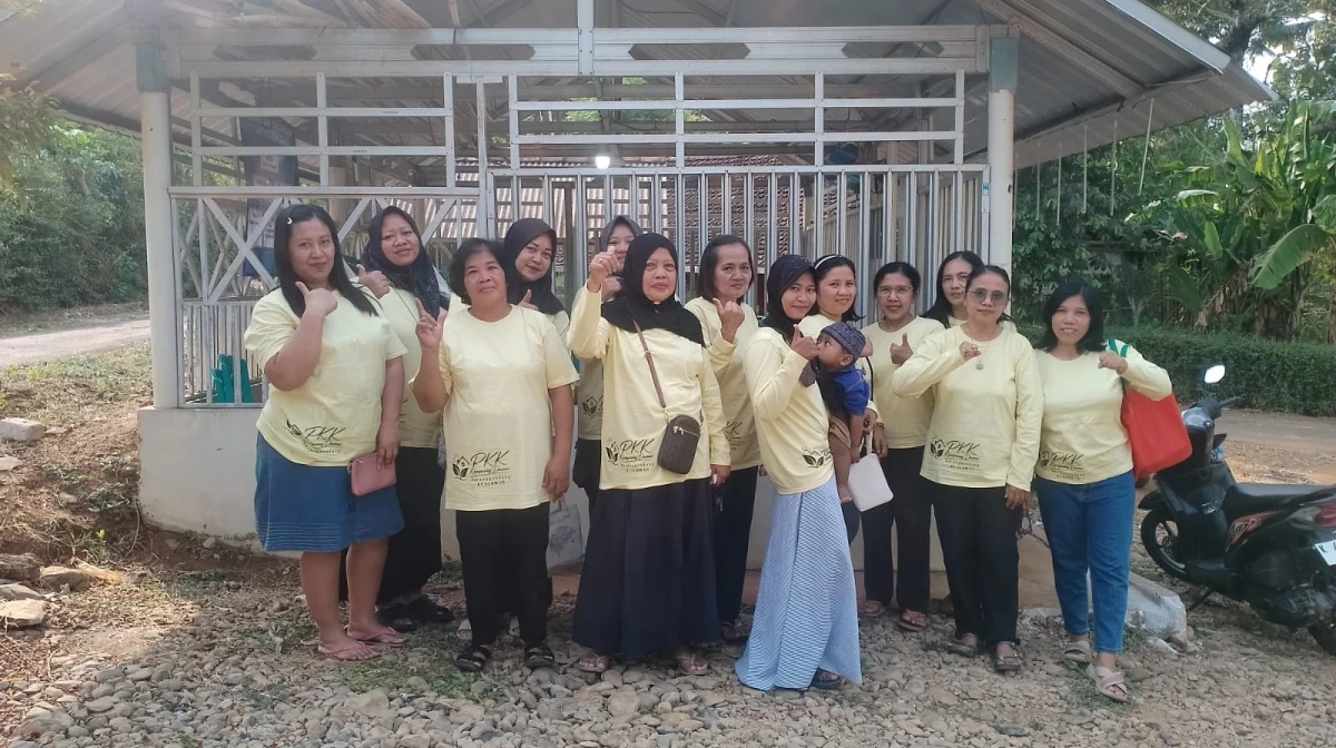 Pertemuan Rutin PKK RT 02/RW 03 Desa Karanggondang dengan Kegiatan Arisan, Simpan Pinjam, Sosial, dan Demo Membuat Kue  PKK RT 02/RW 03 Desa Karanggondang