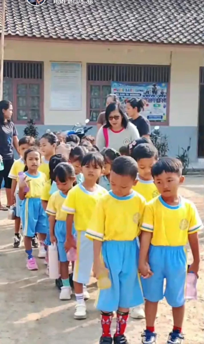 Peringatan Hari Olahraga Nasional melalui Kegiatan Jalan Santai TK Debora Kedung Penjalin