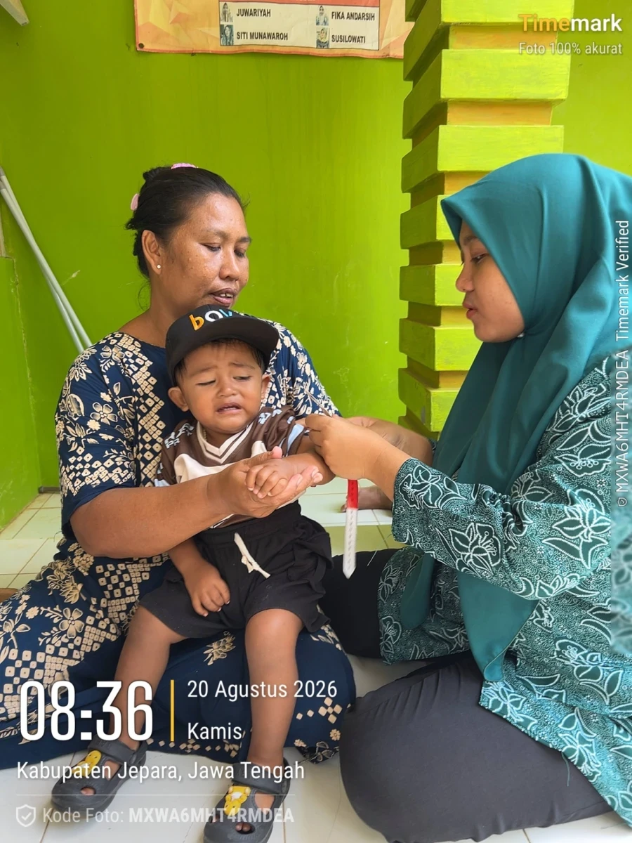 Ketua TP. PKK DESA NYAMUK tinjau posyandu dan serahkan PMT kepada balita 