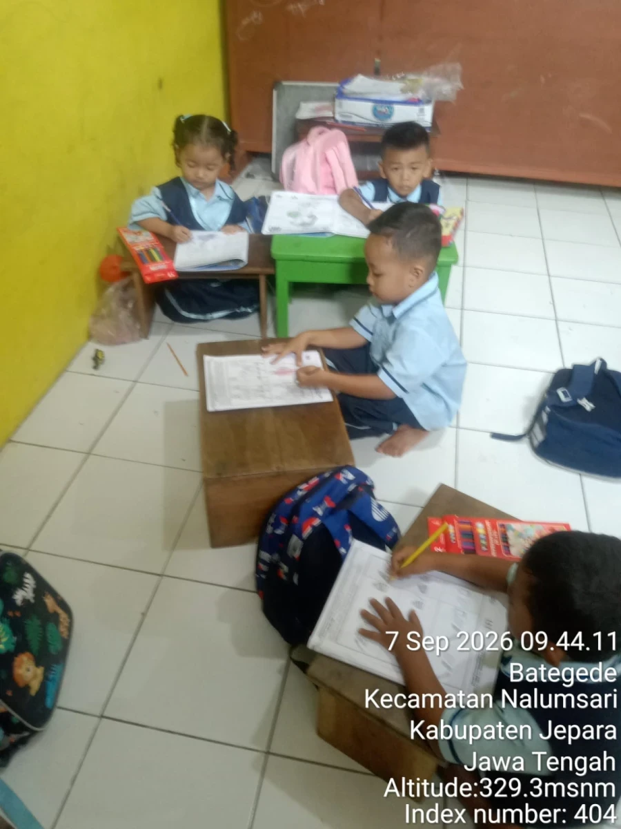 Menggambar dan mewarnai sesuai imajinasi anak
