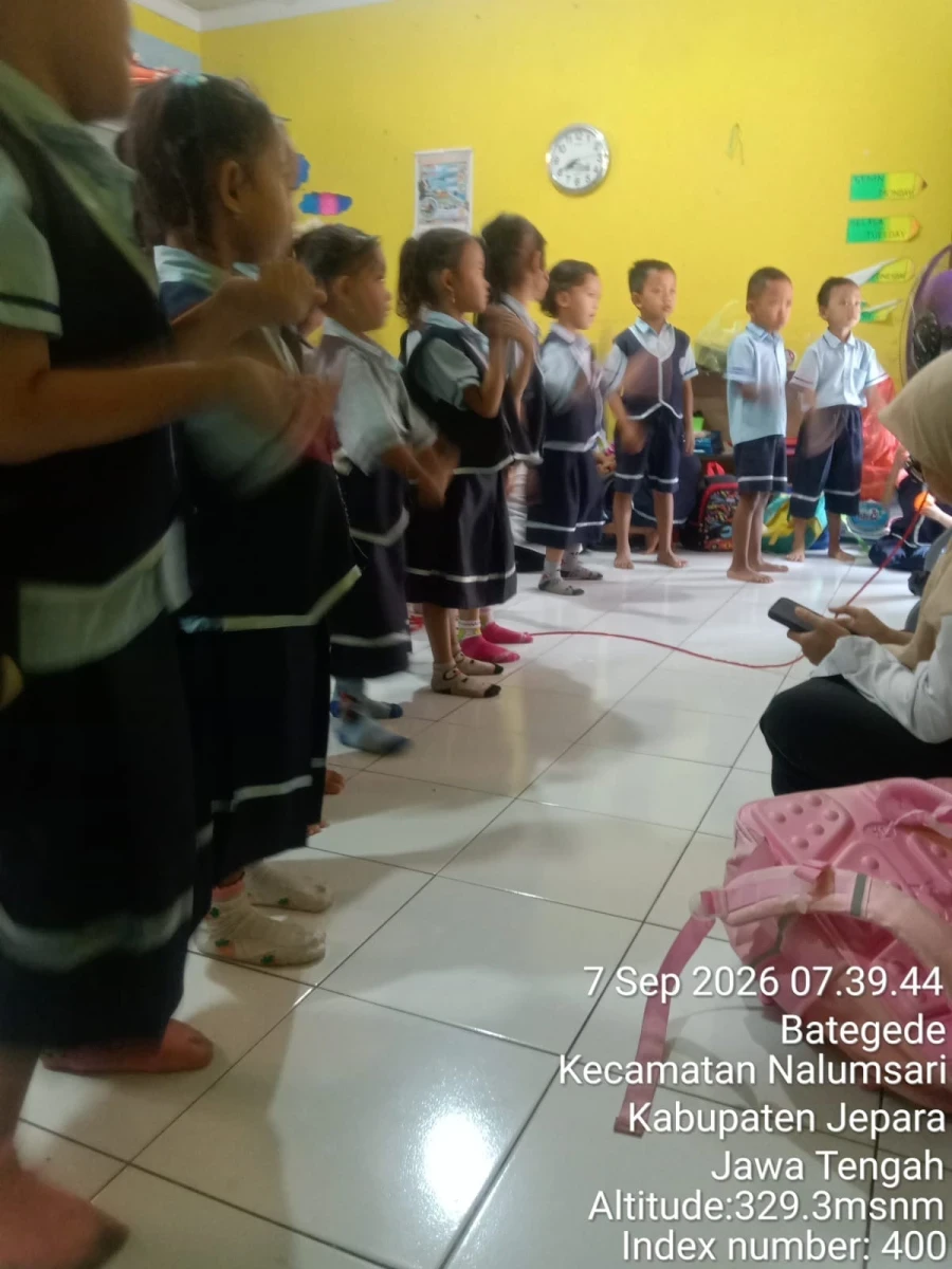 Mengajarkan senam Indonesia hebat