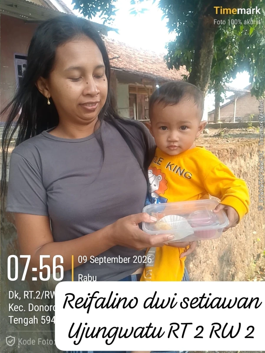 DI POSYANDU TP.PKK Pokja IV DESA UJUNGWATU BERSAMA KADER DALAM KEGIATAN PMT BOK.