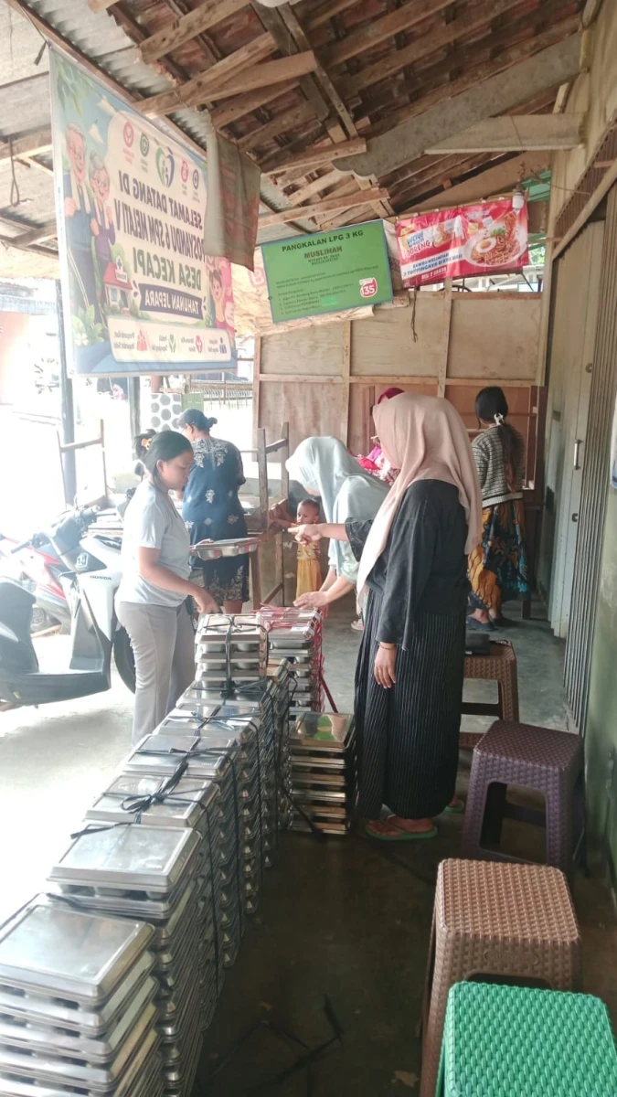Pembagian makanan di Posyandu balita melati 5