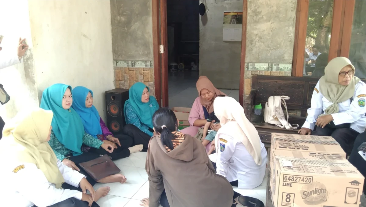 Kunjungan ke balita disabilitas oleh pengurus PKK  kecamatan dan desa' 