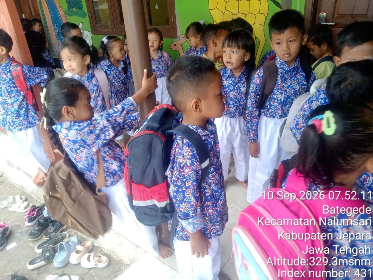 Berbaris masuk ruangan kelas 
