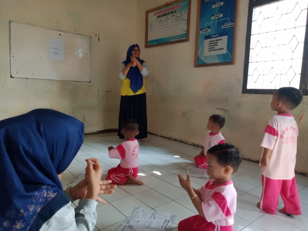 Kegiatan pemebelajaran pos PAUD bina siwi desa geneng