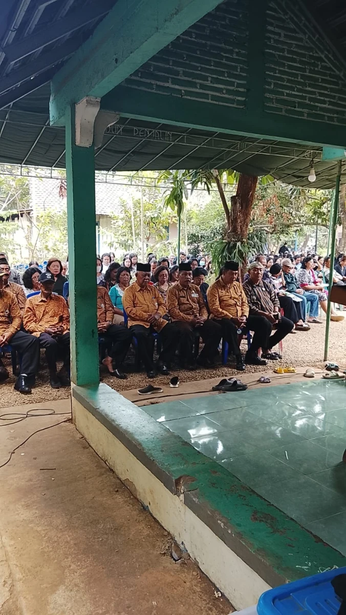 Petinggi dan Ketua TP PKK Desa Karanggondang Hadiri Ibadah Pemakaman Warga RT 04/RW 03