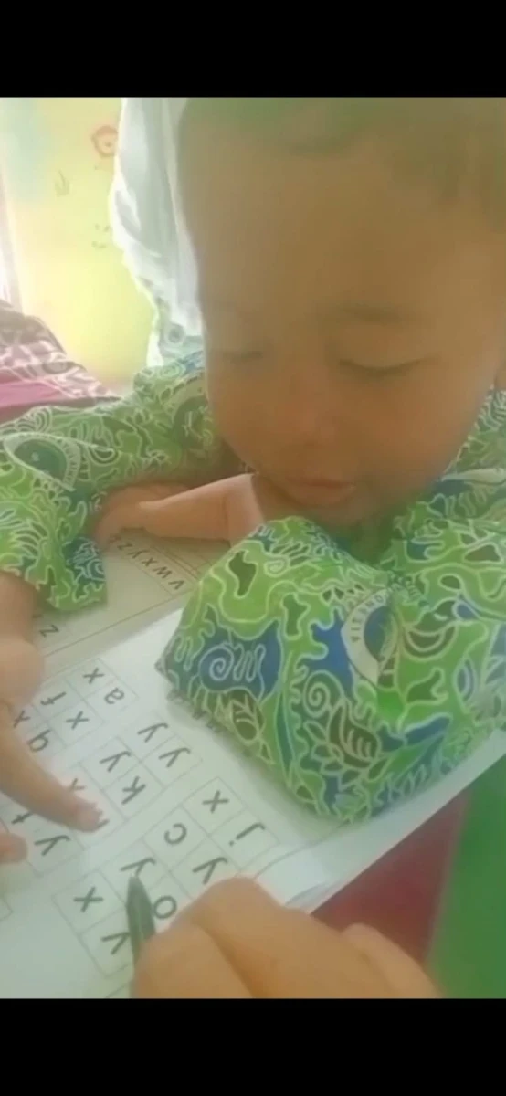 Bunda Literasi Desa Karanggondang Pantau Kemampuan Membaca Huruf Abjad Murid RA Darul Huda 1