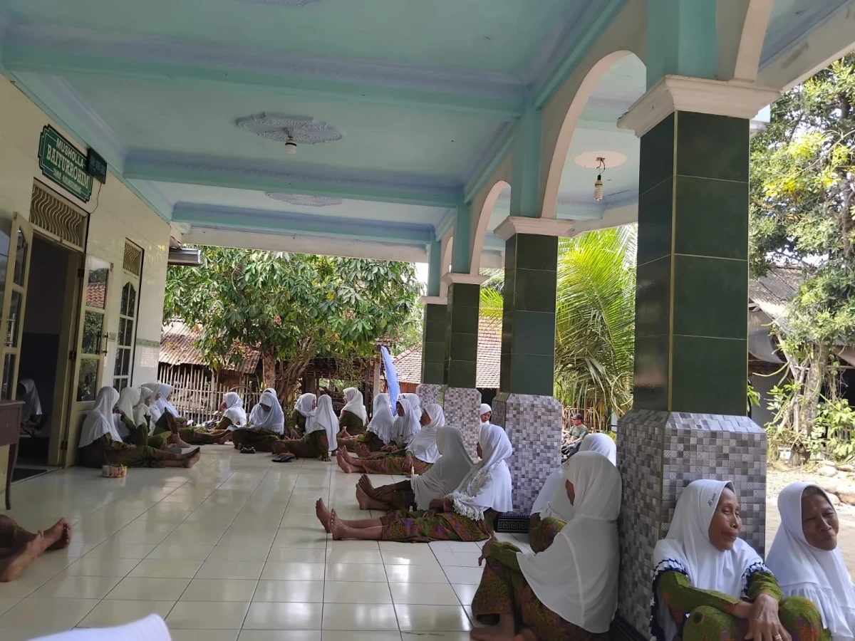 Pengajian Rutin Muslimat di Musala Baiturrohim RT 02/RW 07 Desa Karanggondang