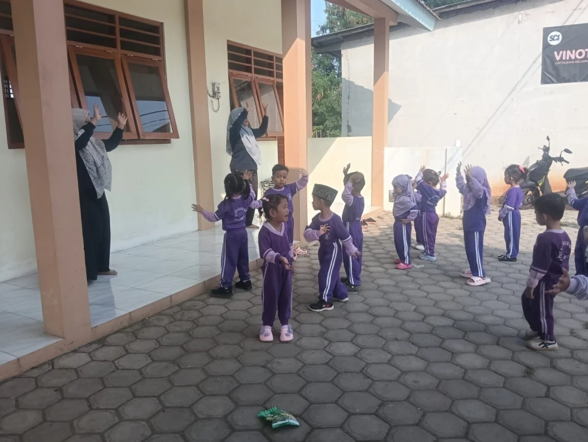 Senam sehat bersama anak pos paud kasih bunda datar memperingati hari olahraga 