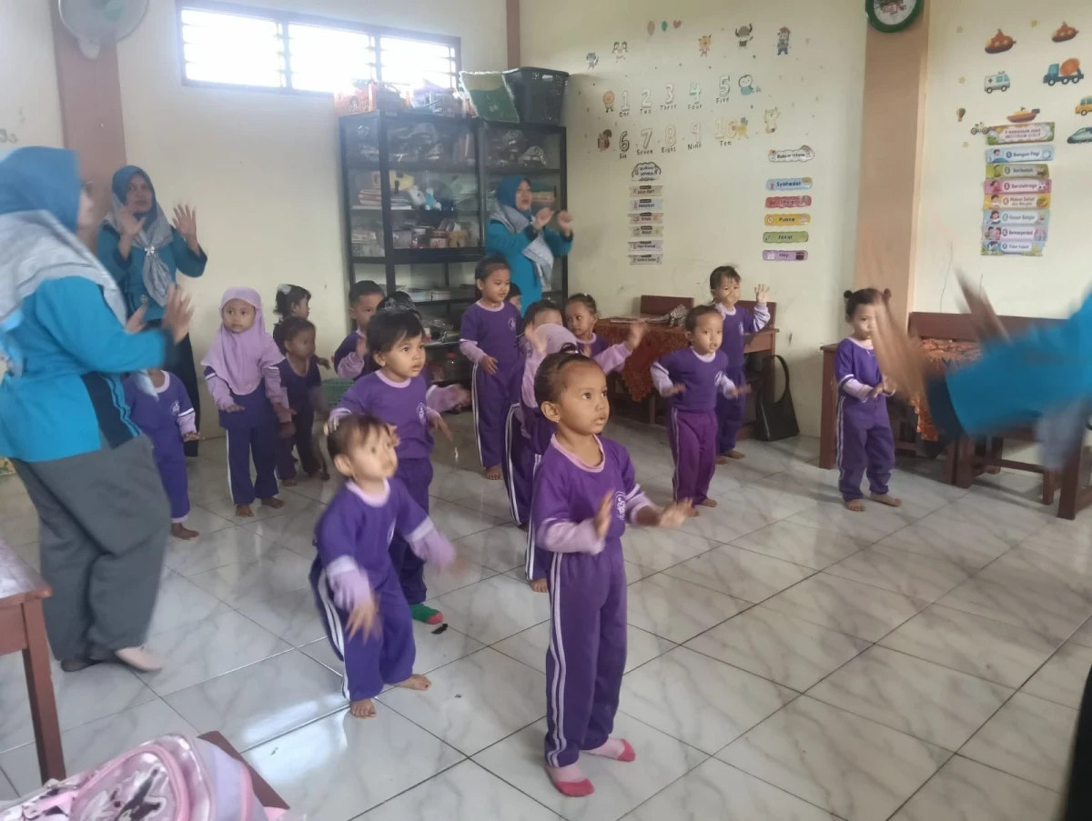 Senam sehat ceria bersama anak pos paud kasih bunda datar 