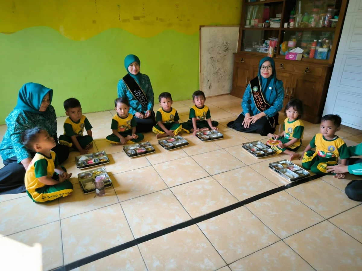 Bunda PAUD Kecamatan Mlonggo Pantau Pelaksanaan MBG di Pos PAUD Kasih Bunda Mororejo