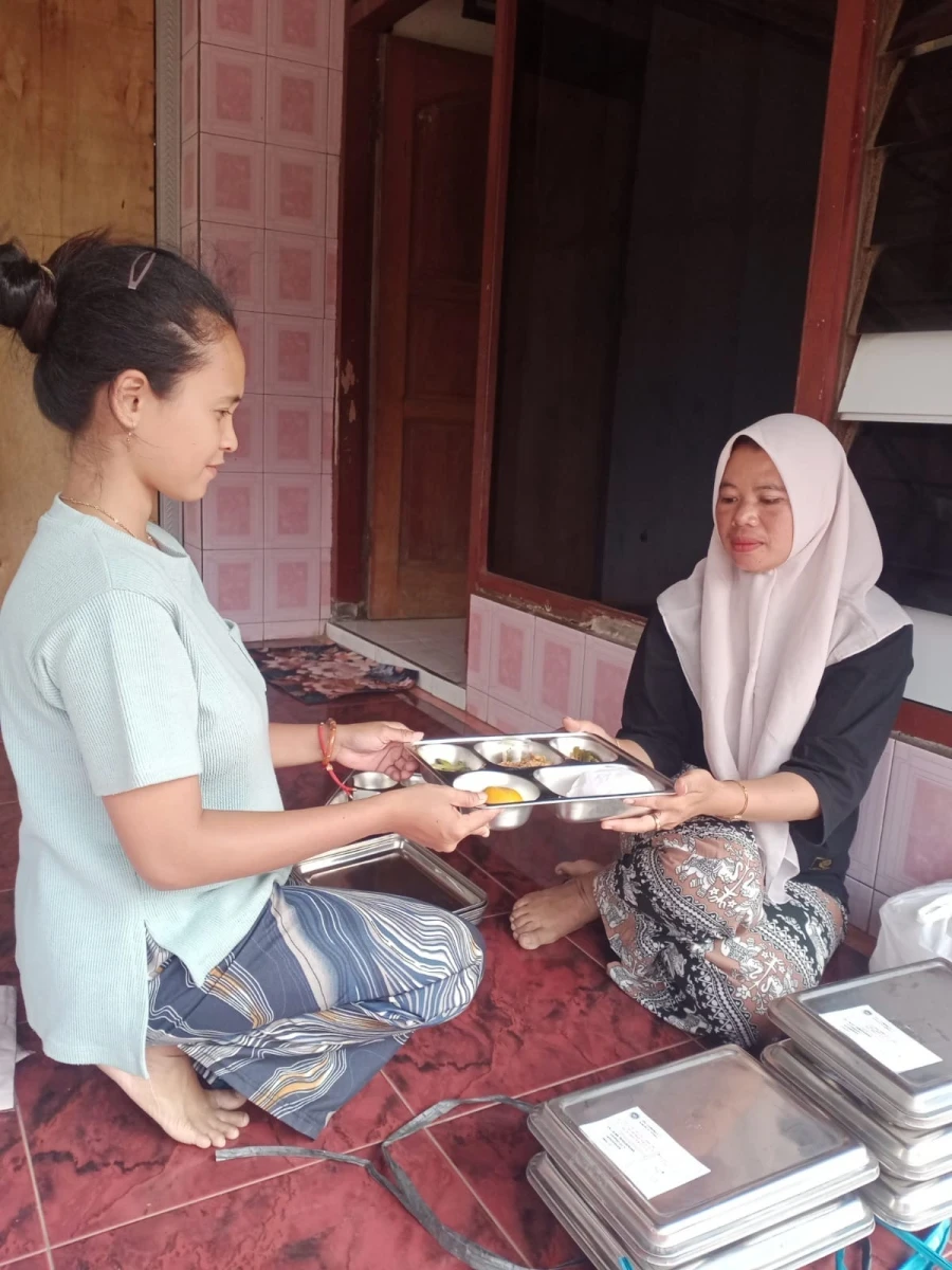 MBG DI RW 01 POS MEKARSARI 4